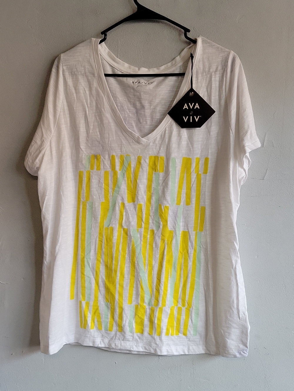 New women's 1XL Ava & Viv white v-neck graphic tee w/yellow sticks